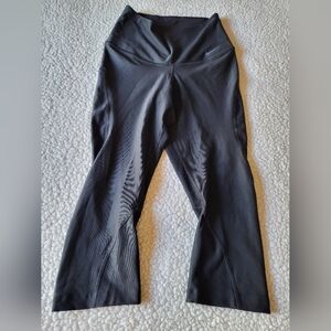 Nike Dri Fit Leggings Black Cropped Activewear Gym Size XS Womens W/ Pocket EUC